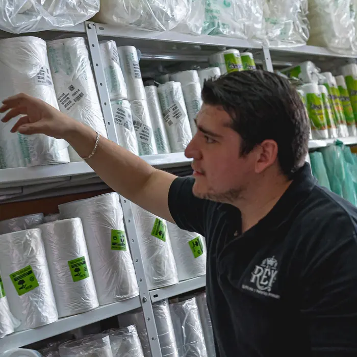 Bolsas de rollo y de asa en la sucursal